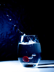 
Splash de agua en copa con ciruela