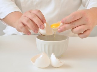 Cracking egg
