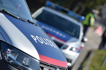 Corona-Krise - Polizei-Kontrollen - Die Ausgangsbeschränkungen werden in Österreich von der...