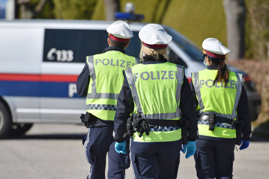 Corona-Krise - Polizei-Kontrollen - Die Ausgangsbeschr&auml;nkungen werden in &Ouml;sterreich von der Polizei kontrolliert (Bezirk Gmunden, Ober&ouml;sterreich, &Ouml;sterreich) 