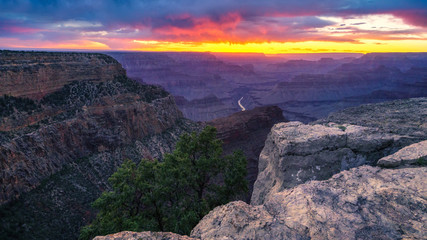 Fototapeta premium sunset at hopi point on the rim trail at the south rim of grand canyon in arizona, usa
