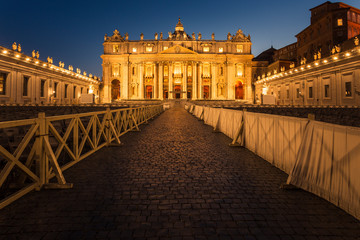 Obraz premium Peaceful blue hour in Saint Peter's Square facing Saint Peter's Basilica with no people.