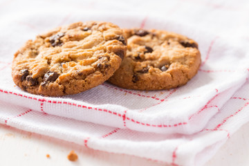 Cookies de baunilha com pedaços de chocolate sobre guardanapo