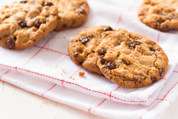 Cookies de baunilha com pedaços de chocolate sobre guardanapo