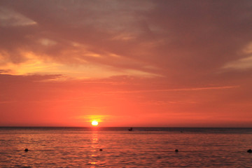 Fototapeta na wymiar sol rojo en el horizonte del océano