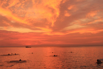 mágico atardecer color rojo