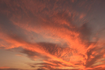 Fototapeta premium Arreboles rojos con formas mágicas en el cielo