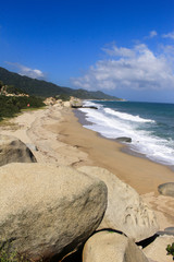 capas de las olas en la arena