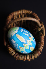 Bunte Osterei in Wachstechnik.