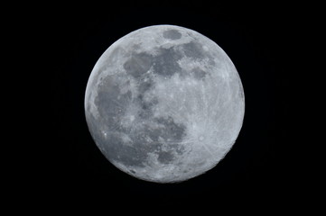 Obraz na płótnie Canvas 2020年20時18分　月齢14.08 満月1日前ですが、月が大きく見えるスーパームーンの月で大気の状態もよくとてもきれいな月でした。