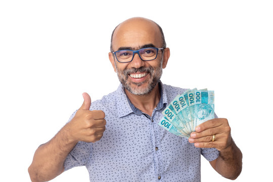 Homem recebe R$ 600, 00 de auxilio emergencial - Saque de dinheiro em cédulas de 100 