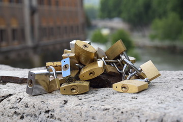 Lucchetti legati tra di loro sul ponte Fabricio a Roma in Italia © Natalinka