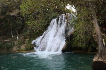 Fototapeta na wymiar Hermosa cascada en el estado de Jalisco