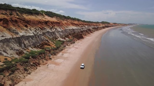 Passeio na Praia de Canoa Quebrada passando por fal&eacute;sias avermelhadas at&eacute; a Praia de Ponta Grossa no litoral leste do Estado do Cear&aacute;, Brasil