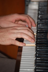 Obraz premium hands of a man playing piano