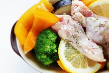 Oven cooking, chicken drumsticks and assorted vegetable 