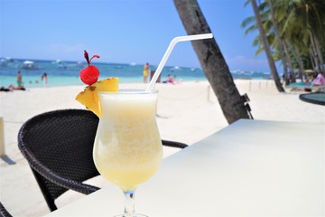 アローナビーチで飲むピニャコラーダ