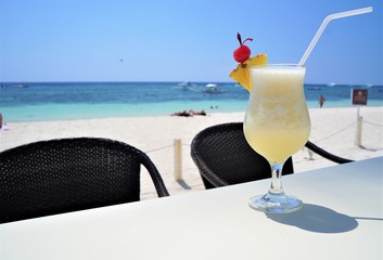 アローナビーチで飲むピニャコラーダ