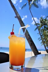 アローナビーチで飲むテキーラサンライズ