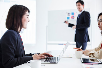 Obraz premium 会議に参加する女性社員