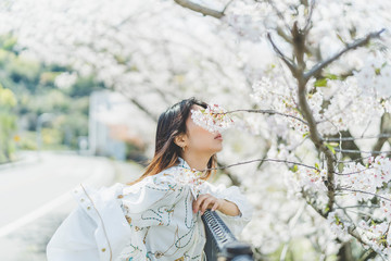 桜と女性