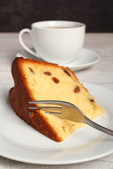 Cake with raisins