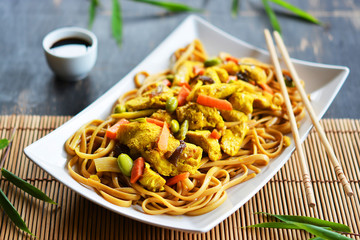 Asiatisches Nudelgericht