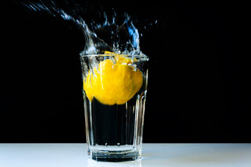 Zitrone Wasserglas Splash