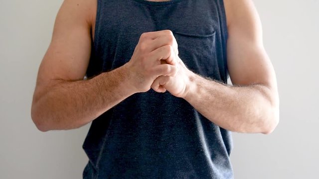 Cracking fingers just before the workout