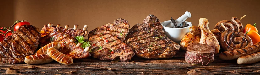 Fotobehang Selectie van gegrild gastronomisch vlees op hout © exclusive-design