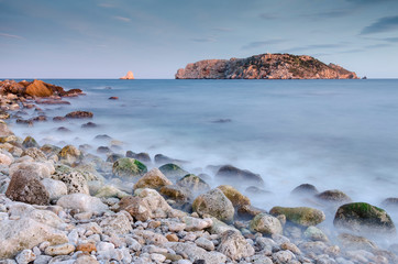 Paisaje marítimo en la playa de las Islas Medes en la Costa Brava de Cataluña (España).