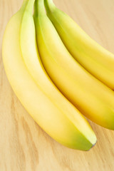 식탁 위의 노란 바나나 묶음