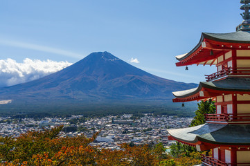 Obraz premium Góra Fuji z Niikurayama w prefekturze Yamanashi