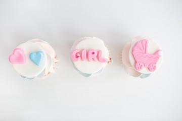 Is it a boy or a girl concept. Twins baby shower decorations. Baby shower cupcake for a boy and a girl. Blue and pink cupcake with mastic.