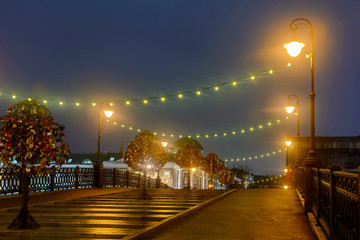 Fototapeta premium The Tretyakov bridge in Moscow connects Bolotnaya Square with Kadashevskaya Embankment. Evening shooting. Bridge over the drainage channel. View of Lavrushinsky Lane.