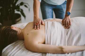 Obraz na płótnie Canvas woman getting a back massage