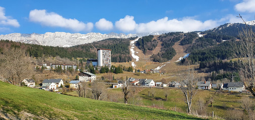 Fototapeta na wymiar Villard De Lans, station de ski au repos pendant le confinement lié au Coronavirus, station des fères Fourcade et de Emilien Jacquelin