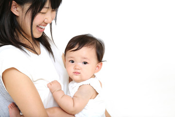 お母さんに抱かれカメラ目線の笑顔の赤ちゃん。