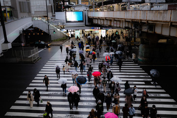 雨の中の人混み