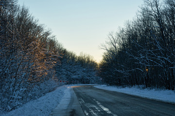 Image of a winter road.