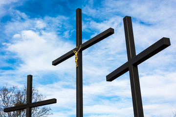 Trzy krzyże na tle nieba © Heroc