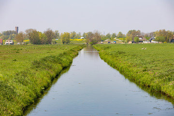 Graben zwischen Feldern in den Niederlanden