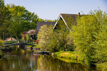 Obraz premium Kanal mit Brücke und Haus in Holland