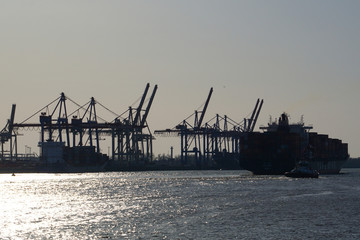 Fototapeta na wymiar Container-Terminal im Hamburger Hafen