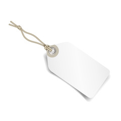 Une étiquette blanche en papier et ficelle sur fond blanc.