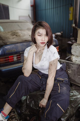 Obraz na płótnie Canvas mechanic girl in the garage