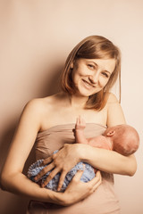 Fototapeta na wymiar mom I'm a newborn baby in her arms