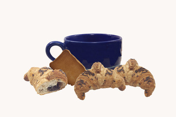 prima colazione con cornetto ripieno al cioccolato