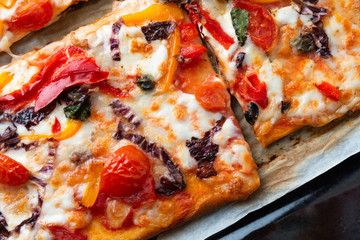 Pizza fatta in casa con peperoni e radicchio 