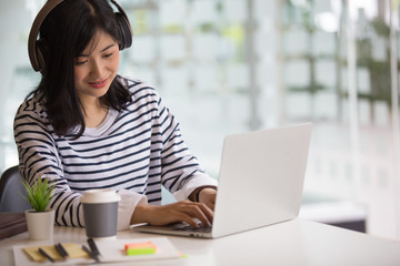 Asian women are using computers to work at home. According to the government's policy of working at home Caused by the Covid virus